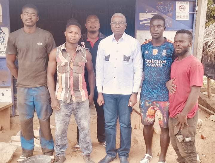 Le Maire YAO Etienne dans sa population